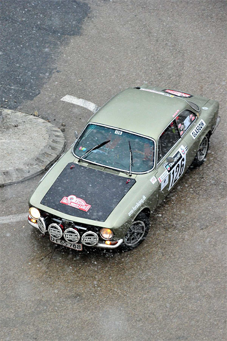 Rallye Monte-Carlo Historique byder hvert år på uventet snevejr. Her kører Bent Mikkelsen og Jens Gandrup deres Alfa Romeo 1750 GTV op gennem en stribe af hårnålesving i de sydfranske Alper
(Foto: Michael Eisenberg)